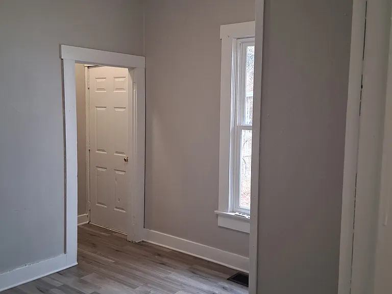 1521 Kenton St — Photo 3