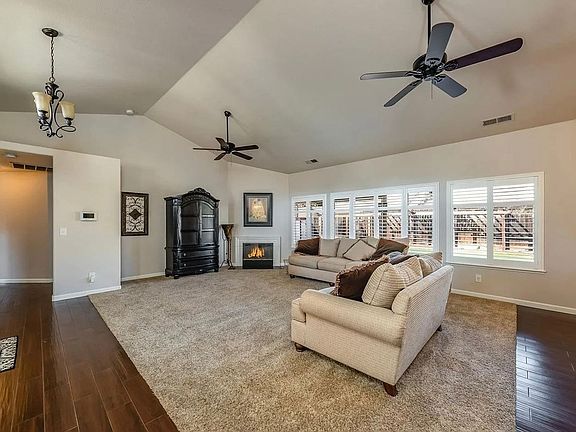 4th image of 562 W White Oak Dr