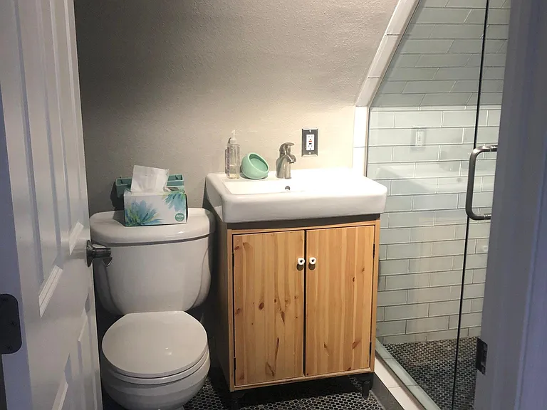 Upstairs Bathroom w shower