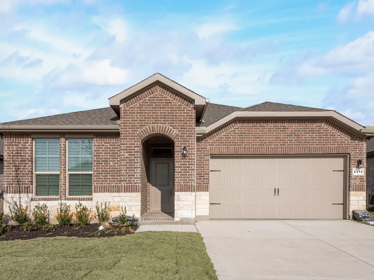 5 bed, 2093 sqft, $2,495 — Photo 2