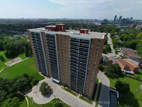 270 Palmdale Dr #310, Toronto, ON M1T 3N8