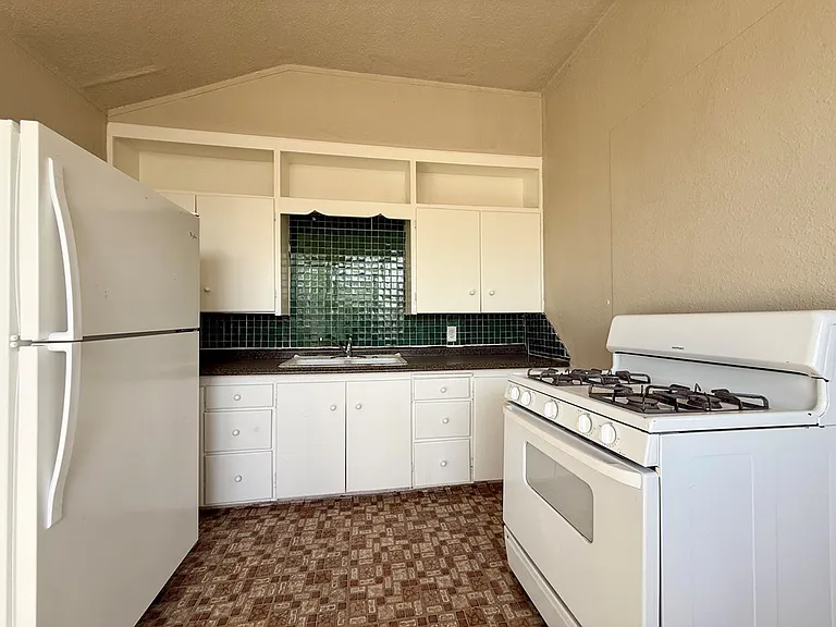 2400 College Ave — Photo 5