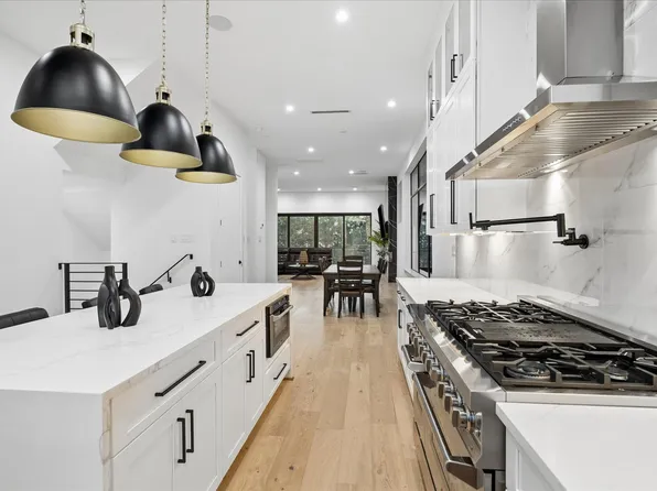209 W 10th 1/2 St, Houston, TX 77008