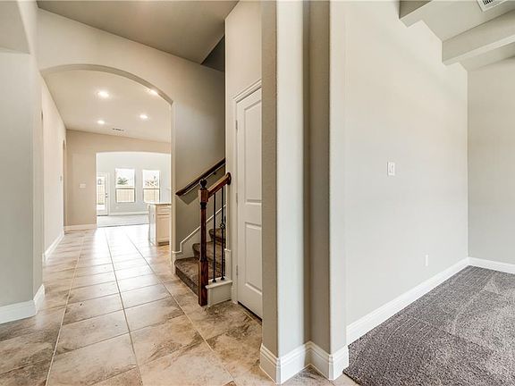 4th image of 309 Silvery Pine Ave