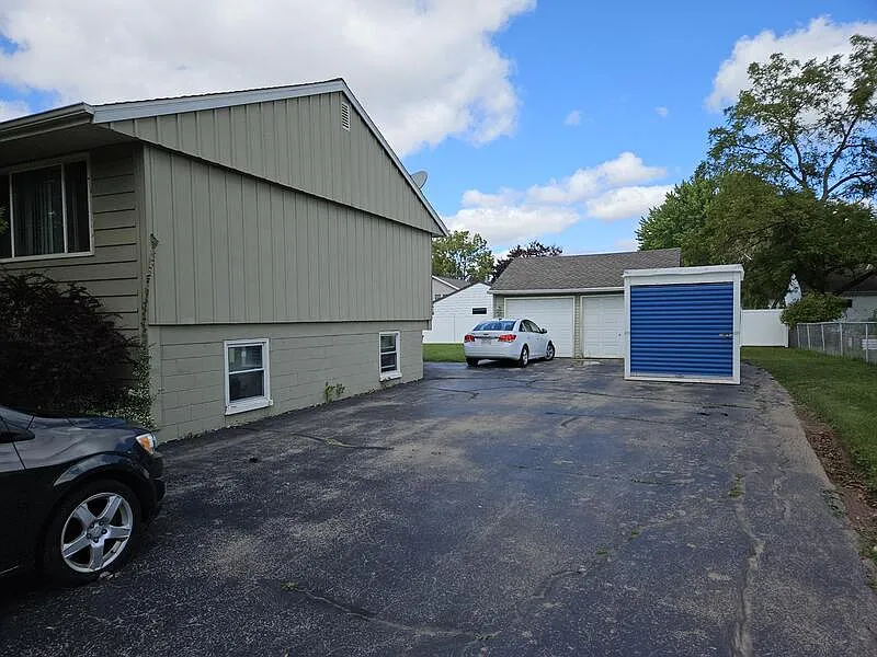 2 bed, 1.0 bath, $949 — Photo 2