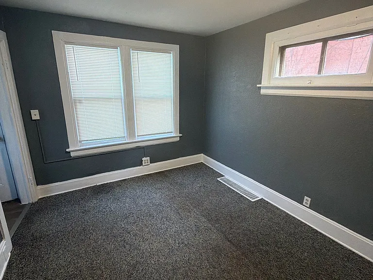 644 Thomas Ave — Photo 2