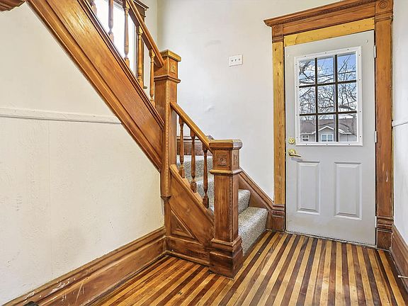 Entry w/ storage and stairs