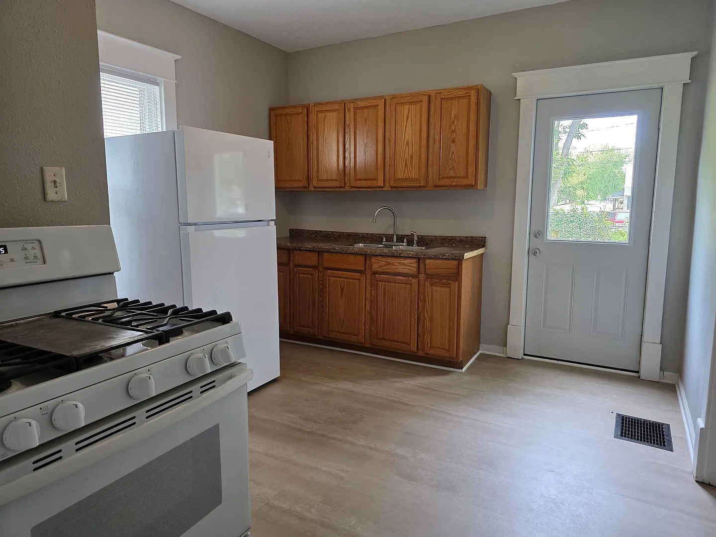 Large 3 Bedroom newly updated house for rent! — Photo 3