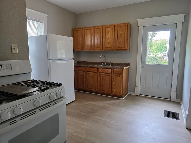 1705 Gillette St — Photo 3