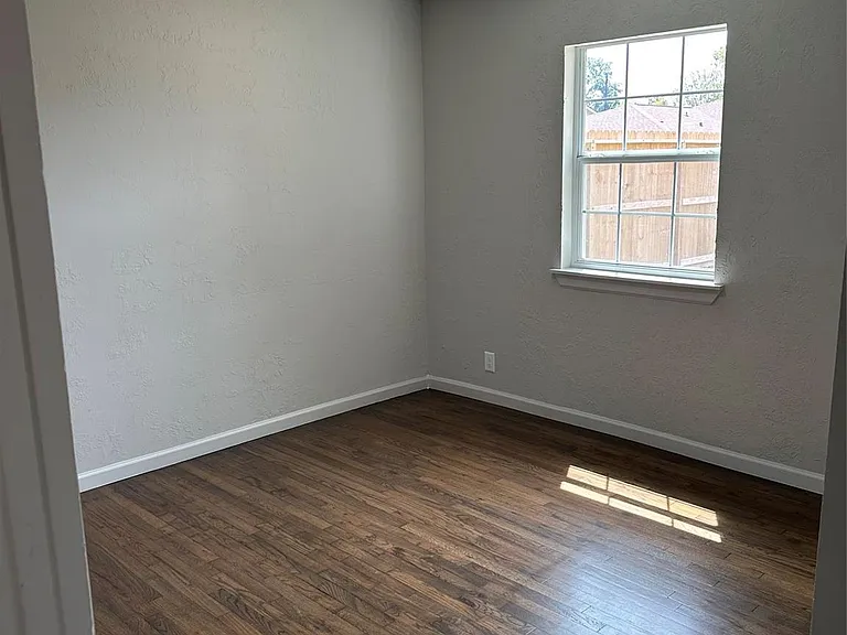 2502 Kingsdale Dr — Photo 11