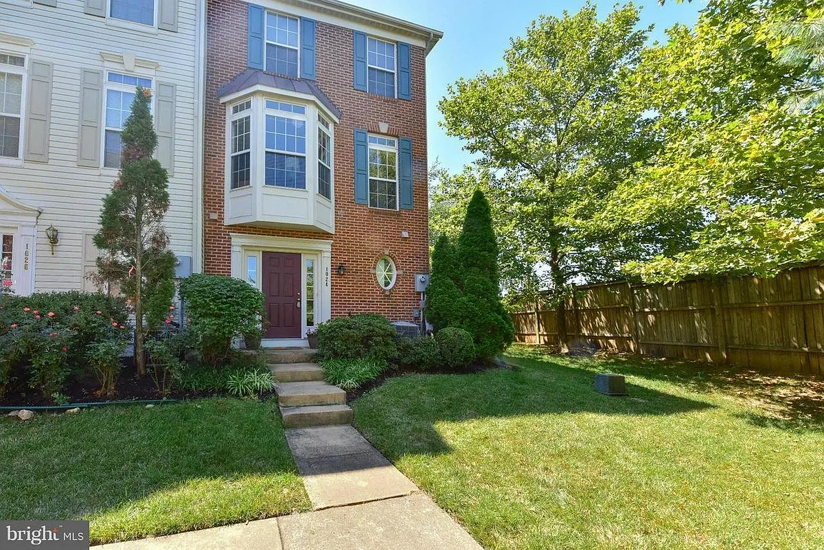 Photo 1 of 29 - 1024 Harrison Cir - Alexandria, VA Primary Photo - 1024 Harrison Cir