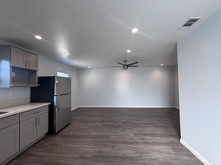 1730 Glenpark St — Photo 3