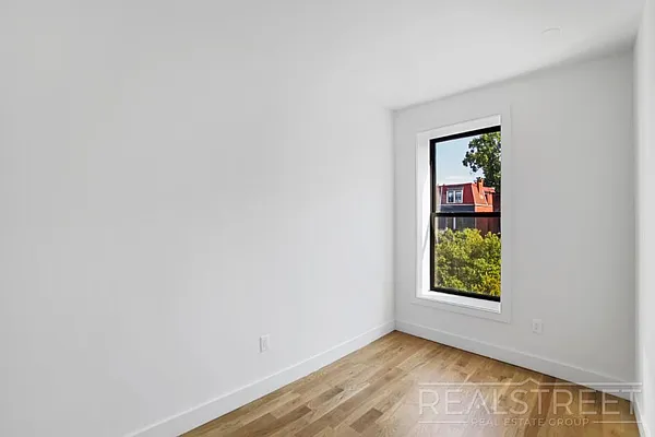 Rented by Real Street Inc | media 10