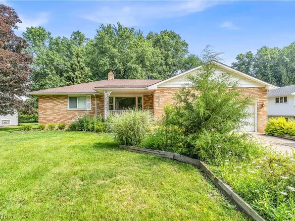 5805 Williamsburg Dr, Highland Heights, OH 44143
