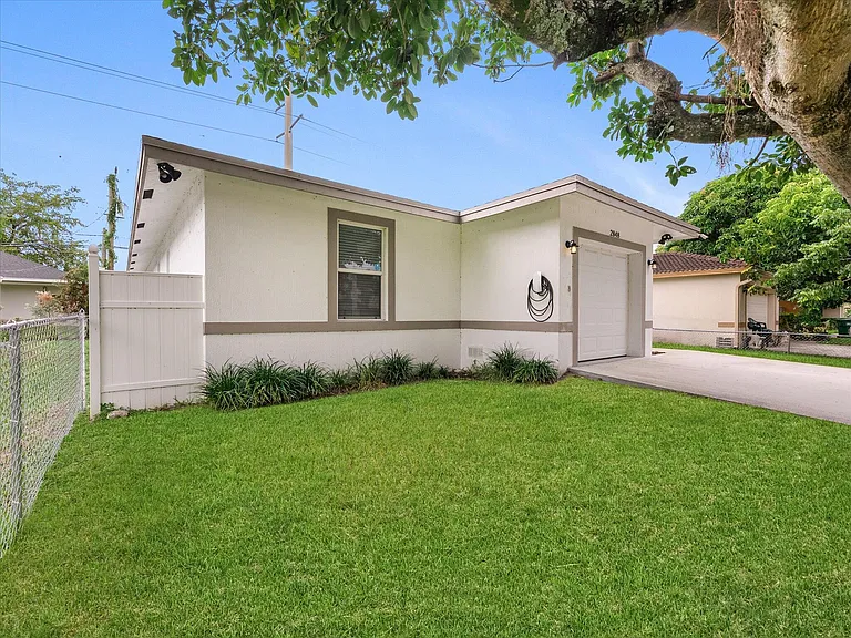 2848 NW 9th Pl — Photo 2
