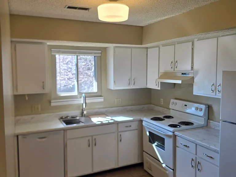 1611 Lyndhurst Dr #F — Photo 6