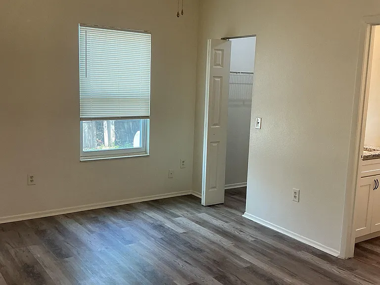 1044 Winterberry Ln — Photo 8