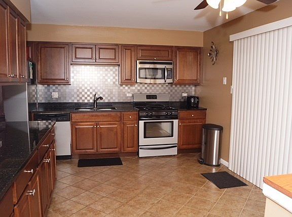 3rd image of 1010 E 192nd Pl