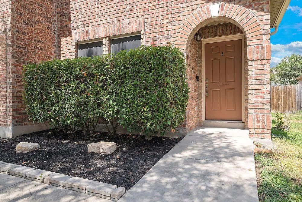 136 Longhorn Way — Photo 2