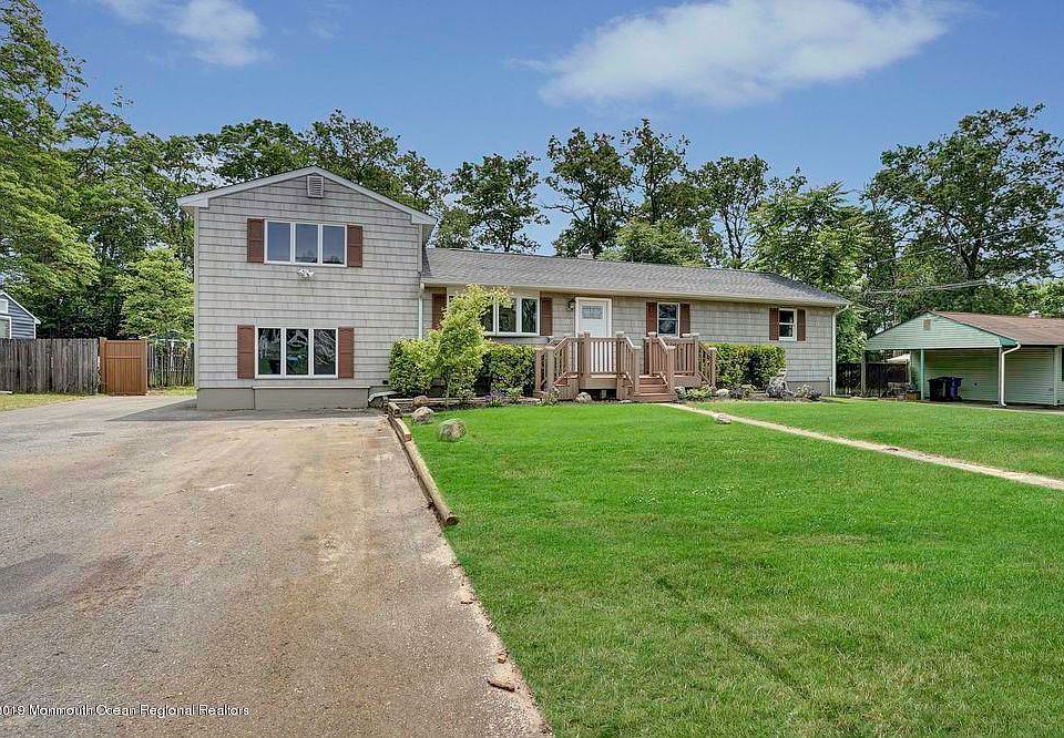 1st image of 20 Michele Dr