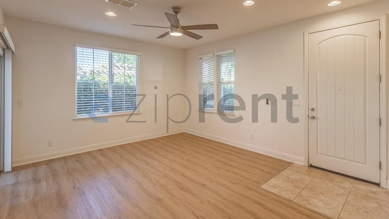 4 bed, 2.5 bath, 1581 sqft, $4,200 — Photo 2