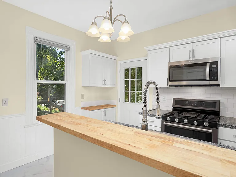 460 Beaumont St — Photo 25