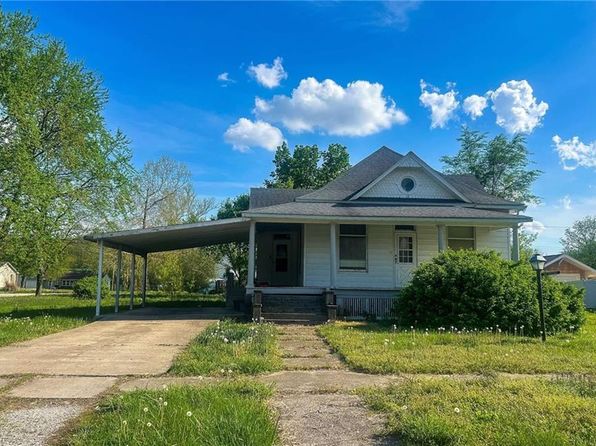 303 Chestnut St, Mound City, KS 66056