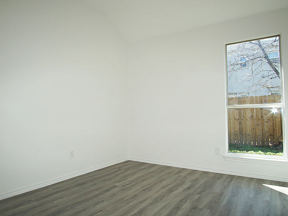 4th image of 319 SE 13th St