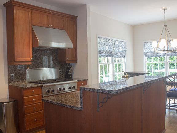 2nd image of 1093 Longwood Trce