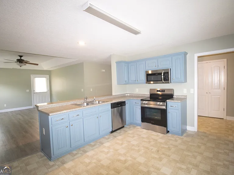 305 Sterling Ct — Photo 3