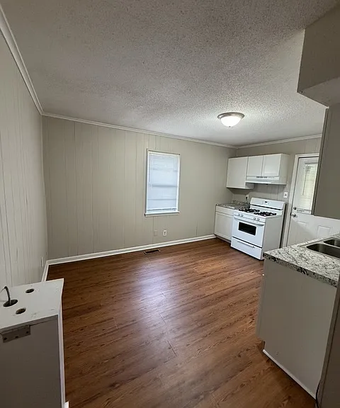 258 Oak St — Photo 16