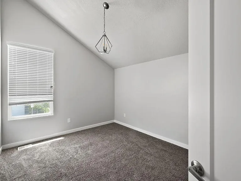 735 E Zekes Ct — Photo 17