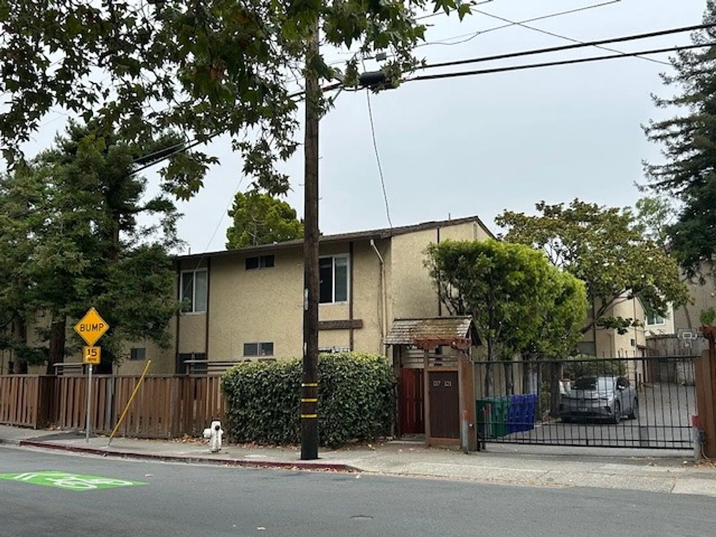 Coming Soon-Spacious One Bedroom, Large Living Room Area — Photo 2
