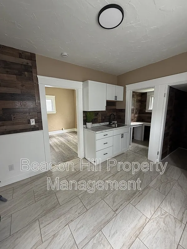 3 bed, 1.0 bath, 1218 sqft, $1,962 — Photo 4