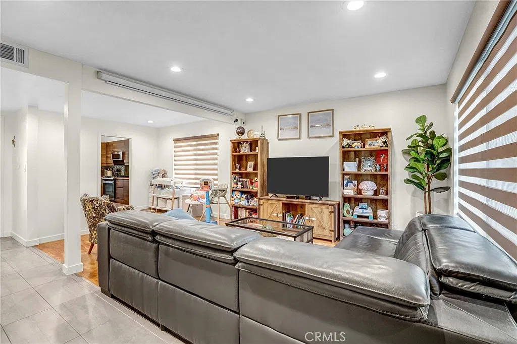 3 bed, 1423 sqft, $4,000 — Photo 4