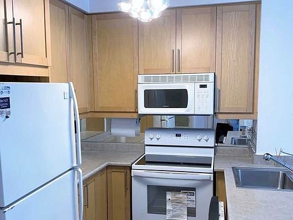 3rd image of 1121 Bay St #403