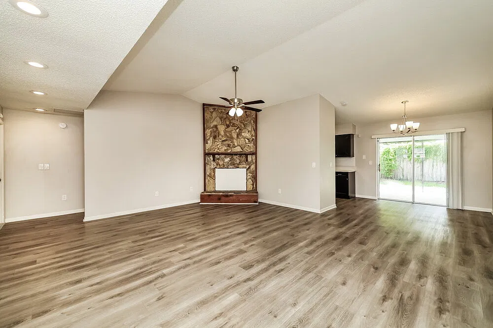 3 bed, 2.0 bath, 1381 sqft, $3,440 — Photo 4