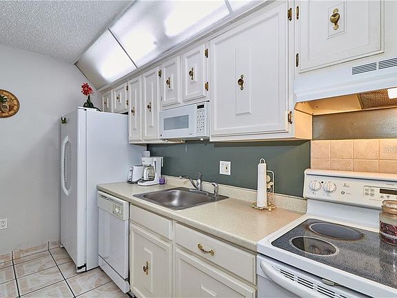 5th image of 18610 Gulf Blvd APT 511