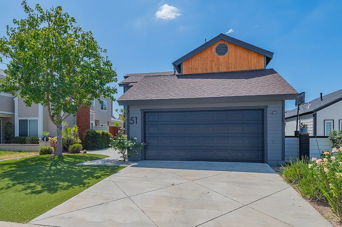 4 bed, 2.5 bath, 2300 sqft, $5,500 — Photo 2