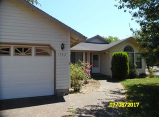 1742 SE Queenborough St, McMinnville, OR