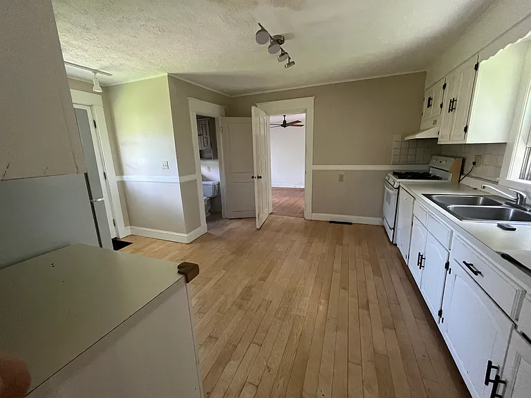 402 South St — Photo 1