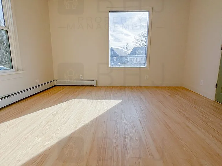 219 E Burkitt St — Photo 2