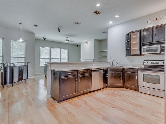 5th image of 8626 Longford Dr