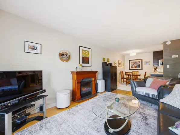 123 E 19th St #101, North Vancouver, BC V7L 2Y9