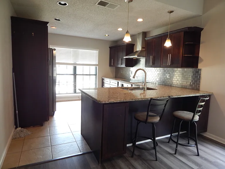 424 Adelaide Dr — Photo 9