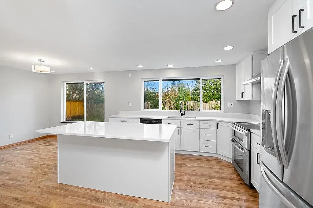 4 bed, 2.5 bath, 1860 sqft, $4,000 — Photo 3