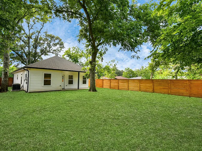 701 S Morgan St — Photo 3