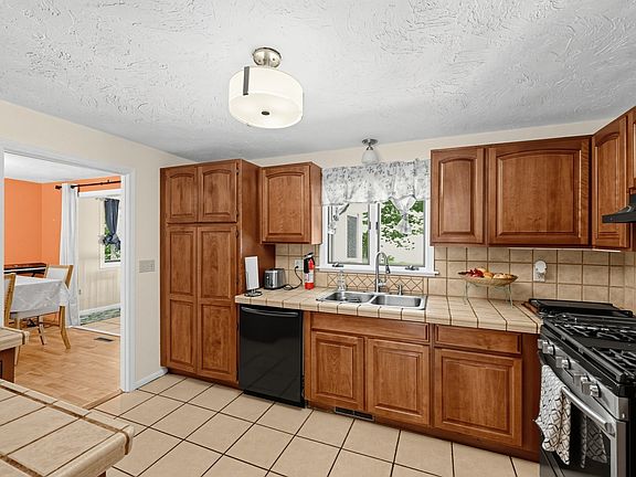 3rd image of 7 Balsam Dr