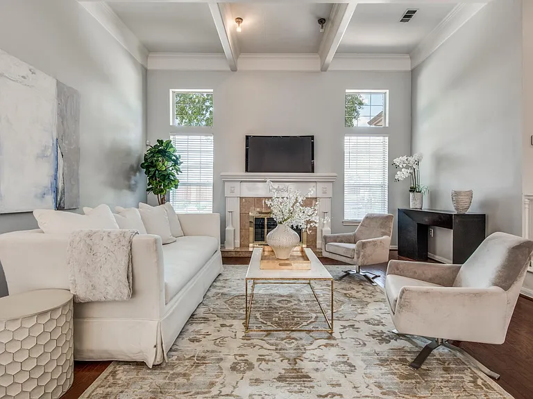 Large and bright Living Area