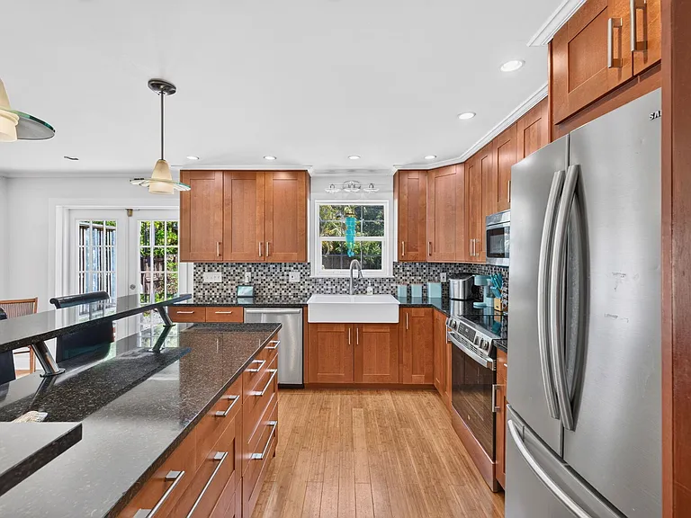 601 NE 14th Pl — Photo 14